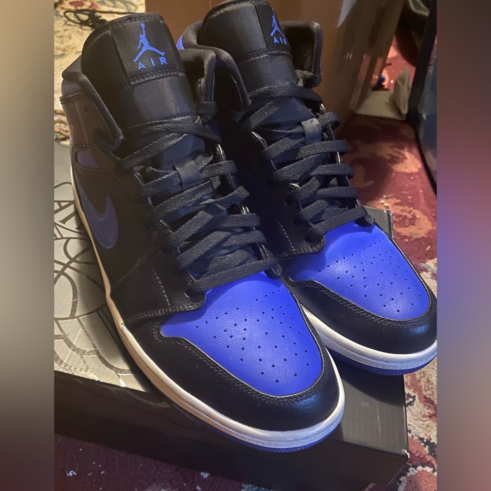 Hyper royal mid air Jordan 1